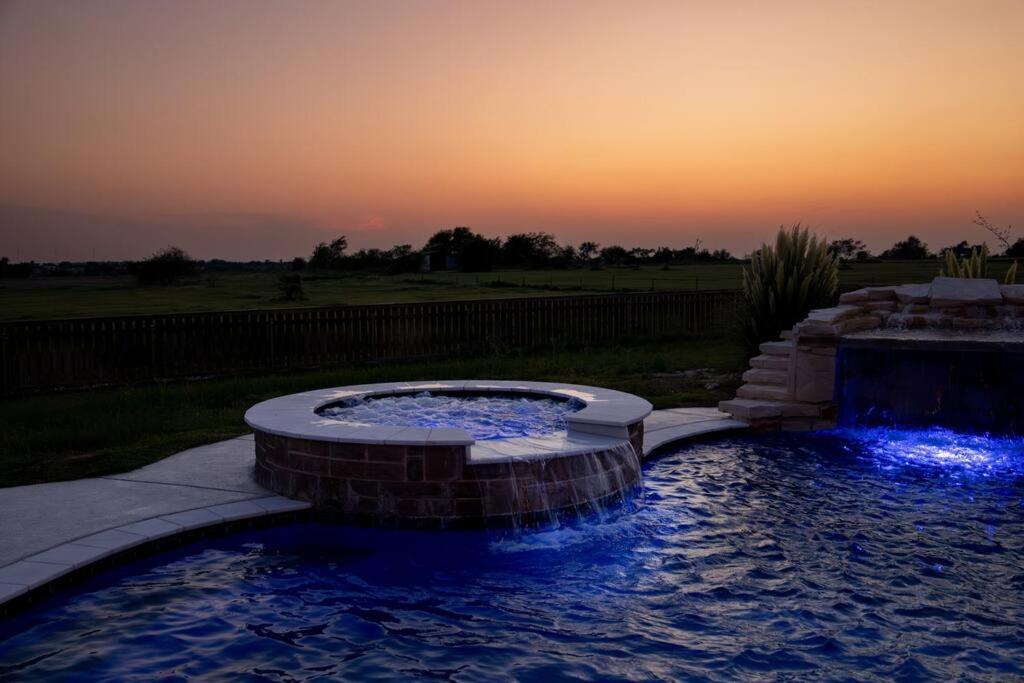 Spacious 5 Bedroom 3 Bath Modern Farmhouse In Eddy Tx With Pool, Hot Tub & Wifi Troy Exterior photo